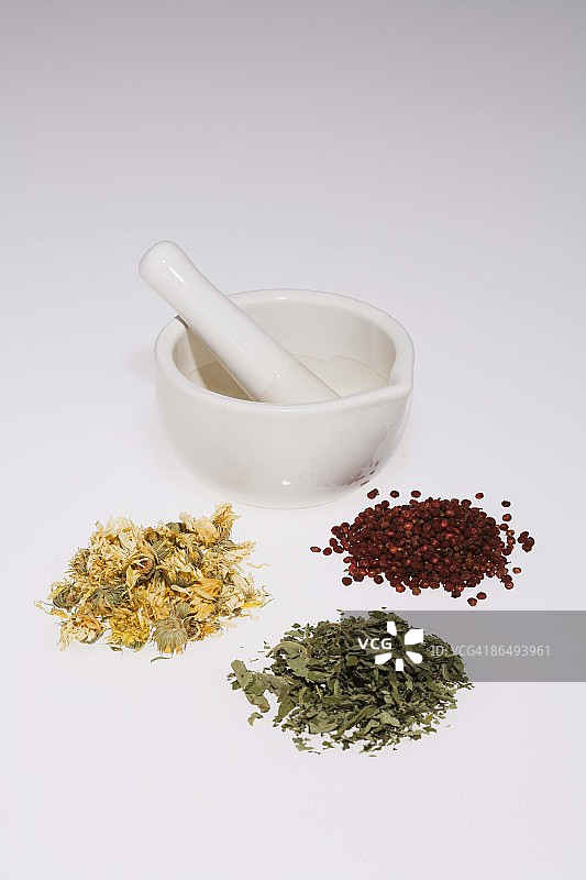 研钵和草药堆图片素材