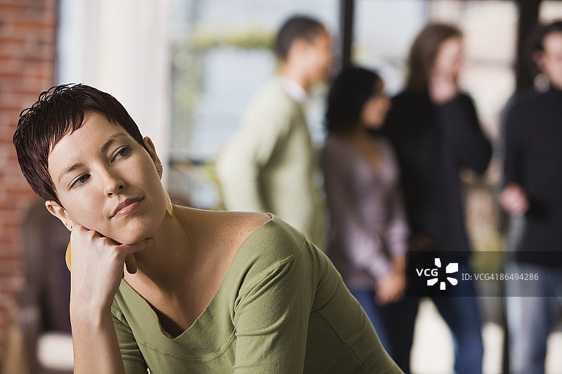 和朋友在一起的忧郁女性图片素材