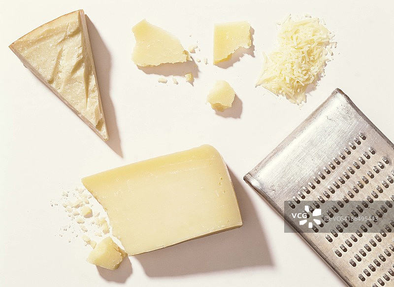 带擦丝器的帕尔马干酪图片素材