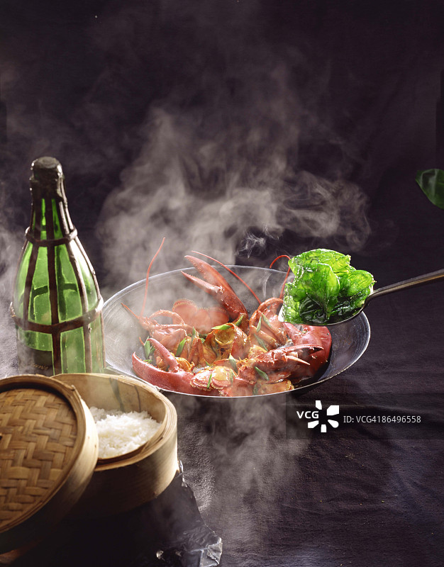 在炒锅中烹饪龙虾图片素材