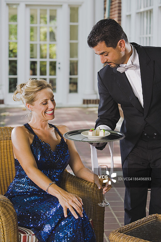 管家为女人服务图片素材