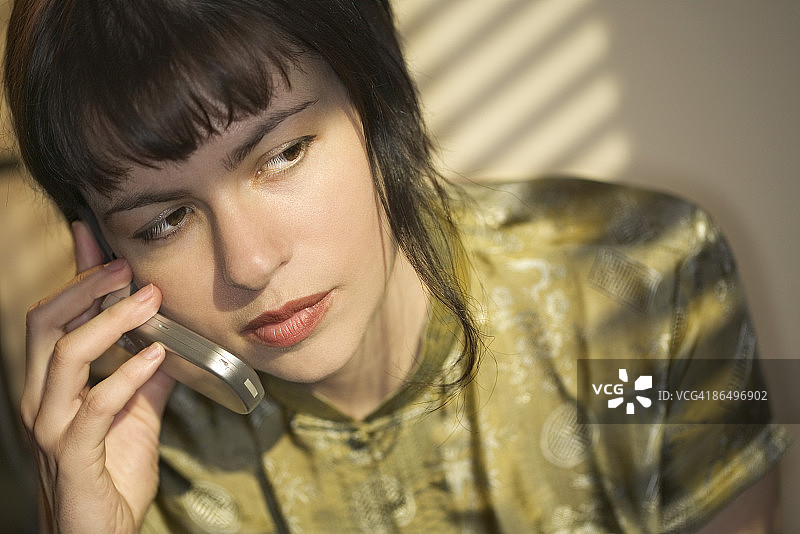 拿着手机的女人图片素材