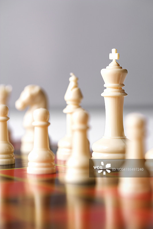 棋盘上的国际象棋棋子图片素材