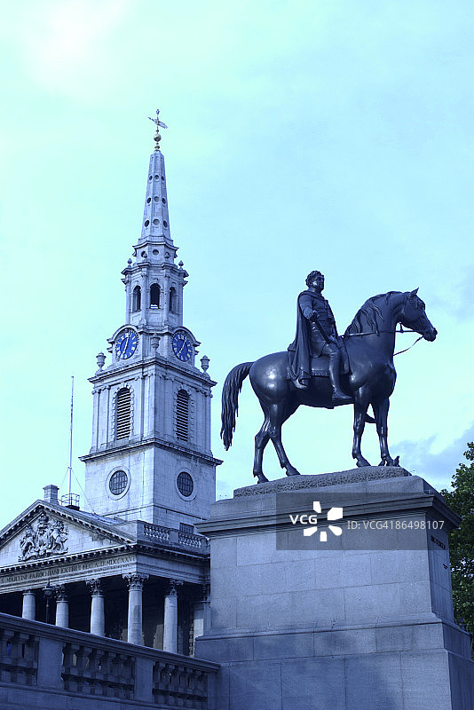 伦敦特拉法加广场的圣马丁教堂雕像图片素材