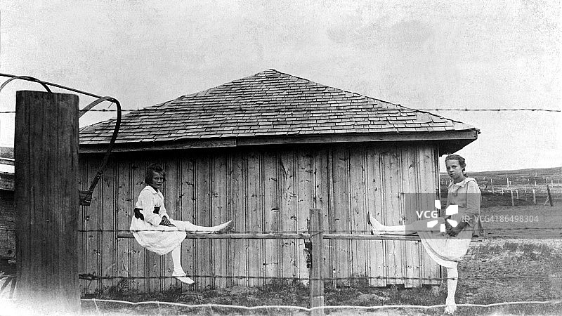 复古儿童跷跷板图片图片素材