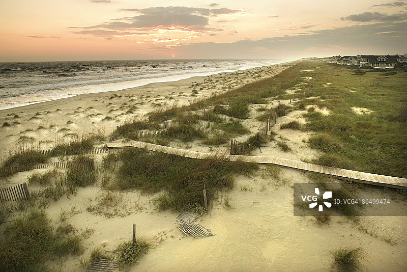 北卡罗来纳州秃头岛的海滩和木板路鸟瞰图片素材
