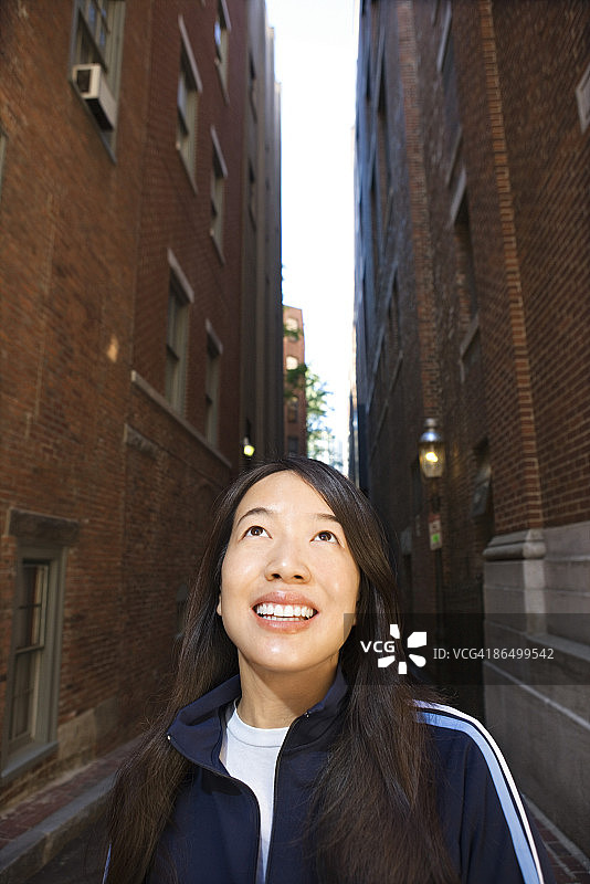 仰望建筑物的女人图片素材
