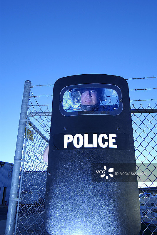 警察戴头盔持盾牌图片素材