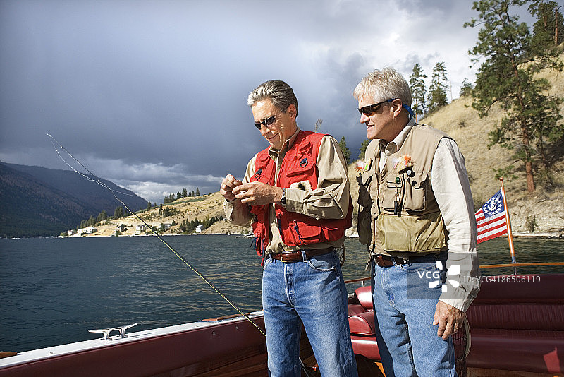 正在装饵的男人们图片素材