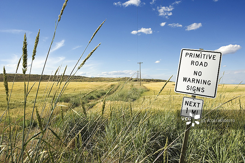 乡村土路上的警告标志图片素材