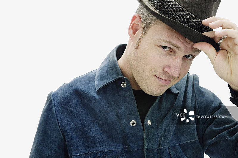 男人脱帽致意图片素材