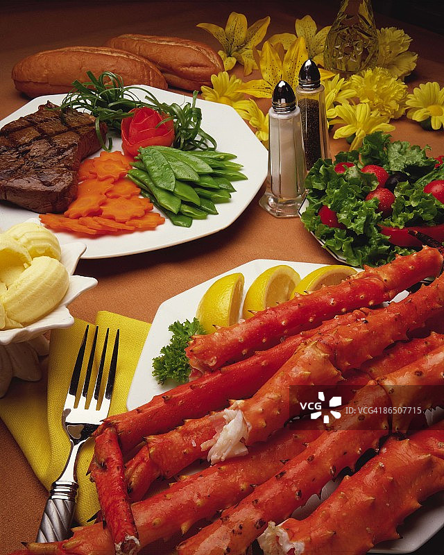 烤牛排和阿拉斯加帝王蟹腿图片素材