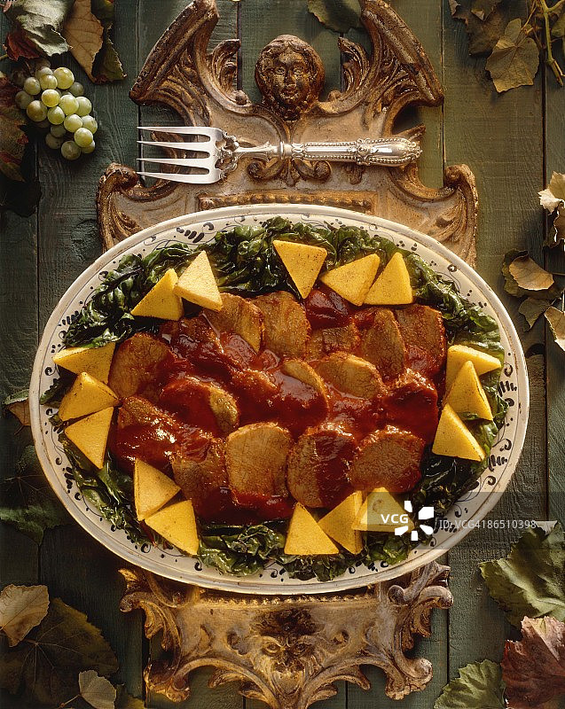 罐焖牛肉和玉米粥图片素材