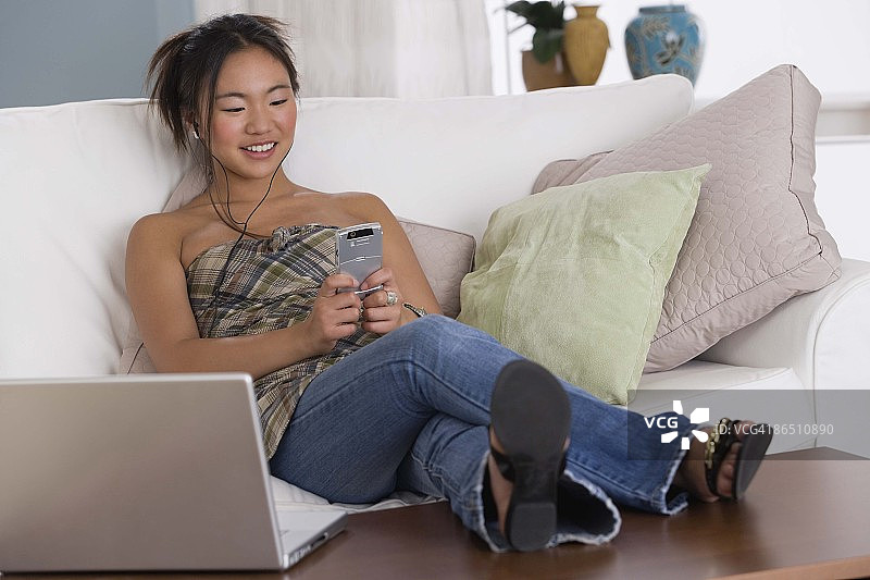 拿着手机的女人图片素材