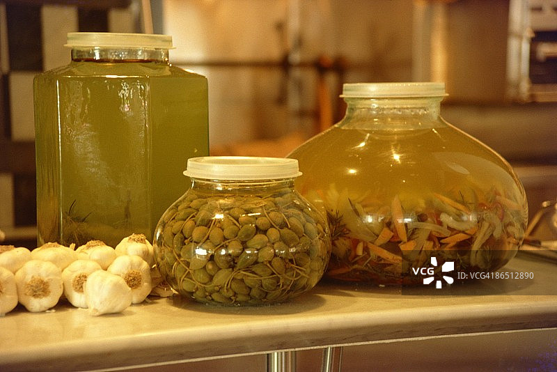 餐厅里的油罐图片素材