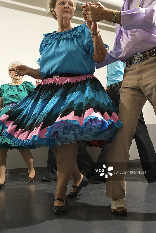 跳方块舞的人图片素材