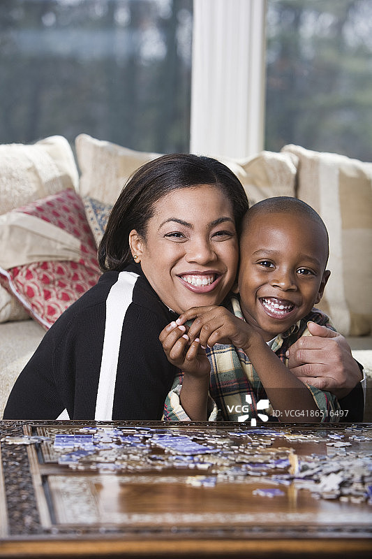 母子一起拼图图片素材