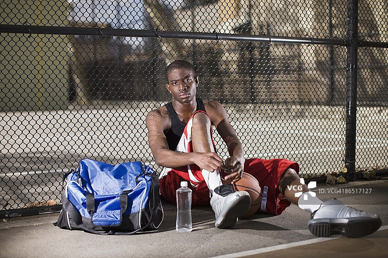 男人在户外系鞋带图片素材