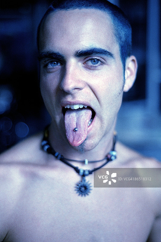 舌头穿孔的男人图片素材