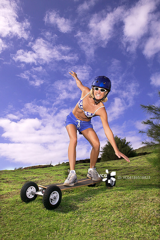 女子玩山地滑板图片素材