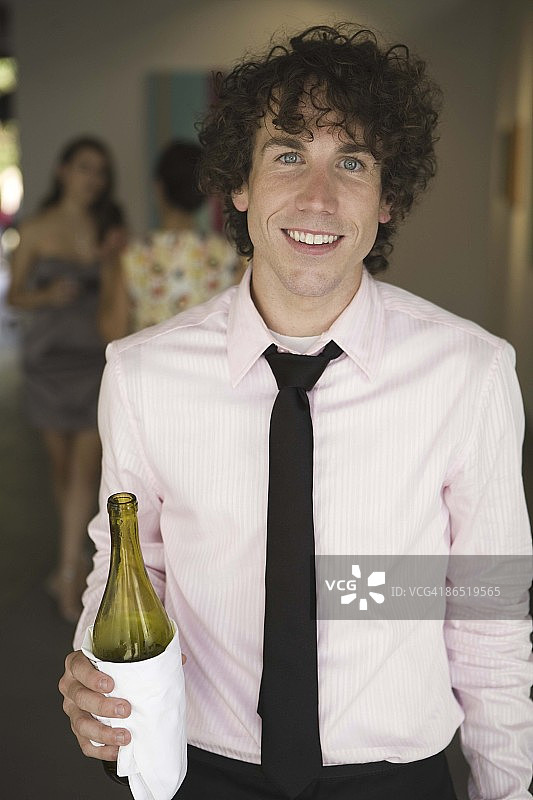 服务员拿着一瓶葡萄酒图片素材