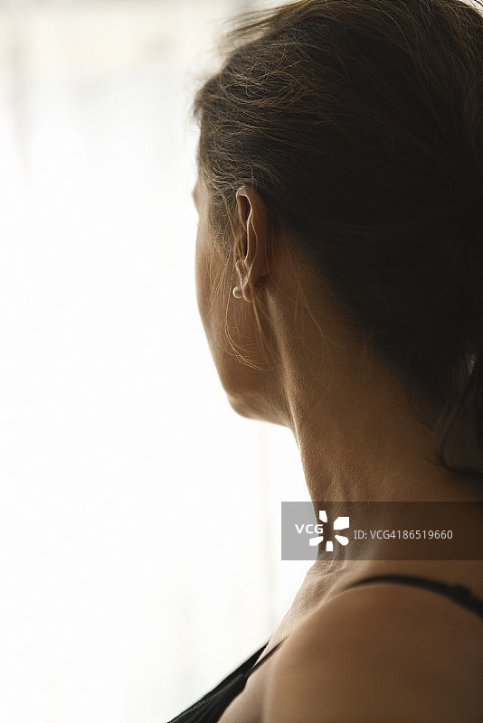 眺望窗外的女人图片素材