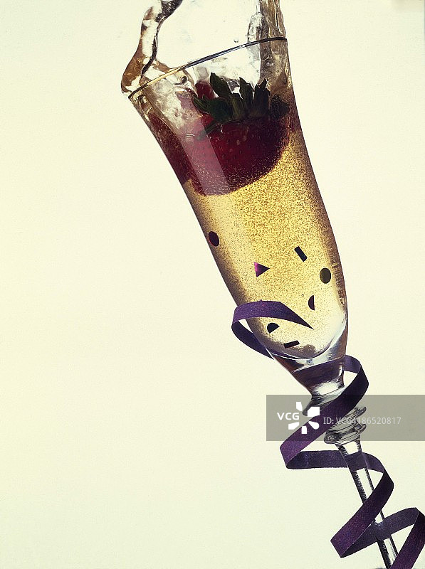 香槟杯、草莓和派对彩带图片素材