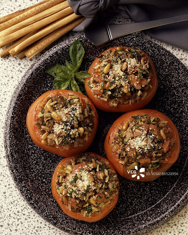 酿烤番茄和面包棒图片素材