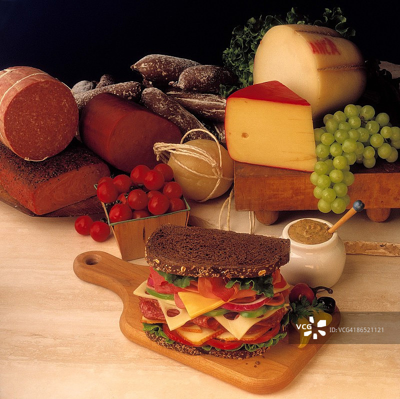 堆叠熟食三明治配冷切肉和奶酪图片素材