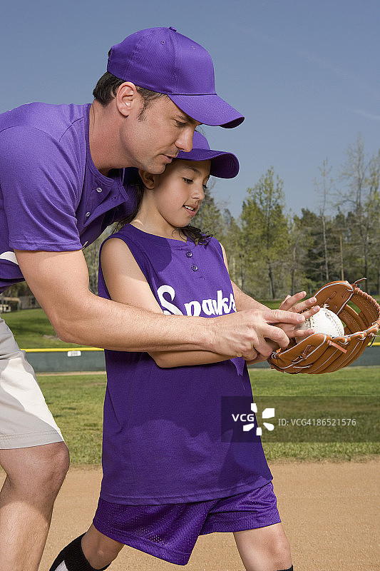 教练指导少棒联盟球员图片素材