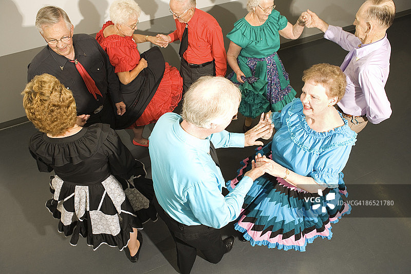 情侣跳广场舞图片素材