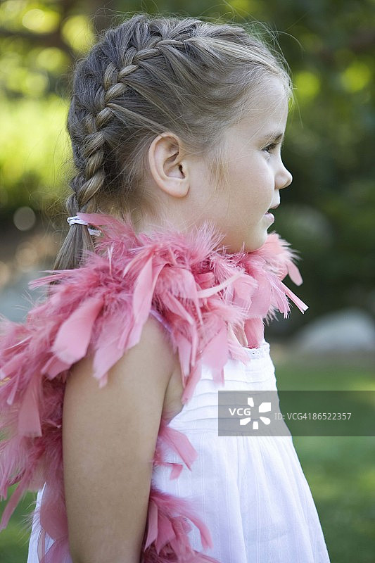 脖子上戴着羽毛围巾的女孩图片素材