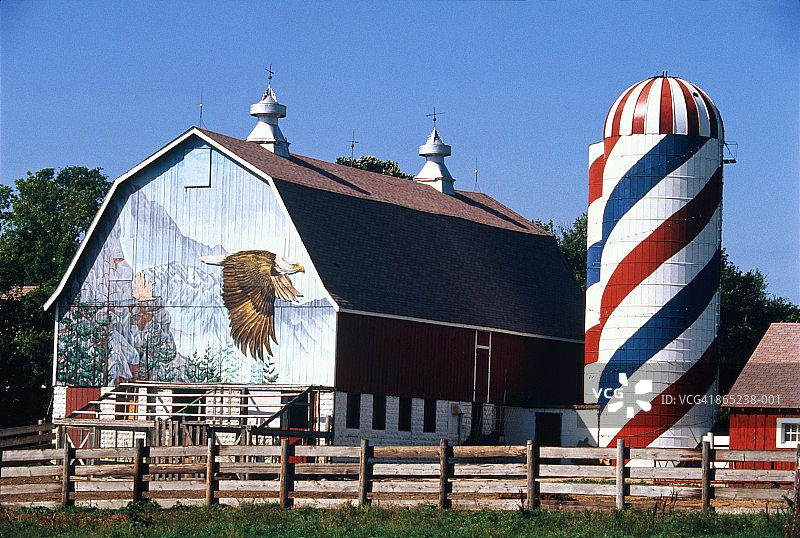带有老鹰的谷仓壁画，筒仓漆成红白蓝三色，美国图片素材