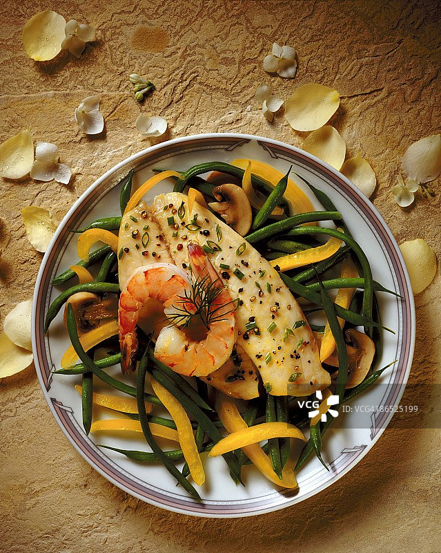 鲜虾烤蔬菜大比目鱼图片素材