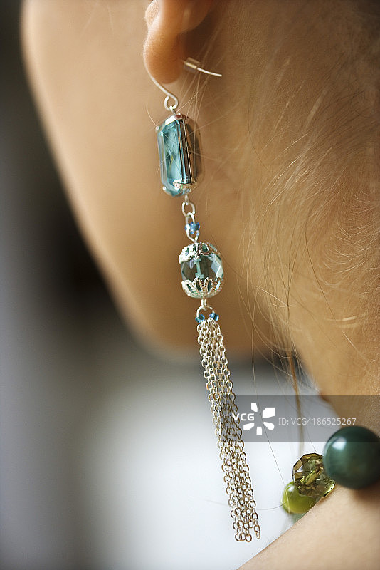 女人耳朵上的耳环图片素材