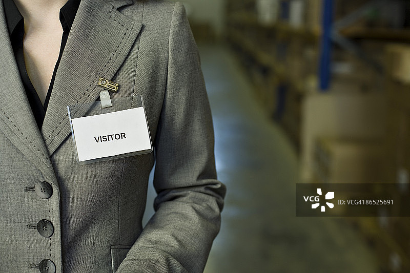 佩戴访客证的女商人图片素材