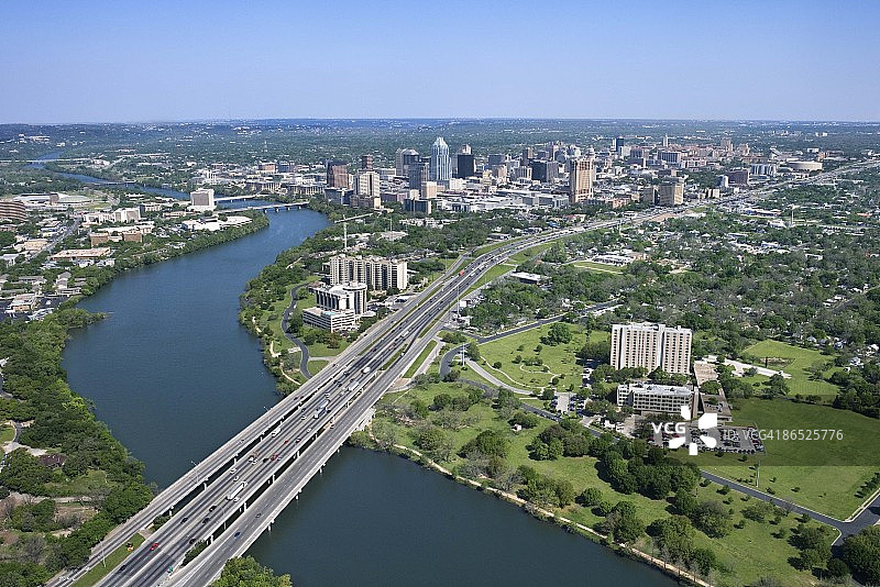 德克萨斯州奥斯汀市河流上的高速公路桥梁的高角度视图图片素材