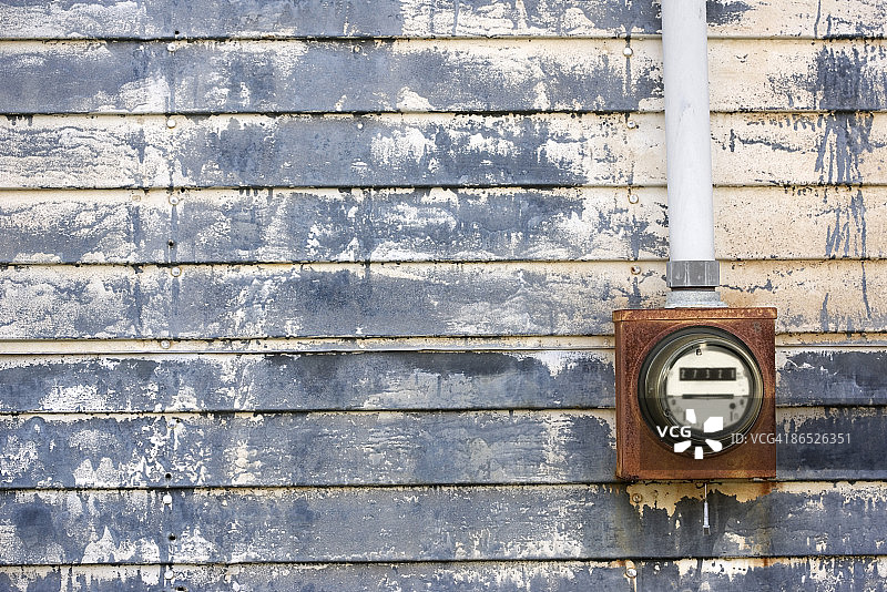 风化的城市墙上的电表图片素材