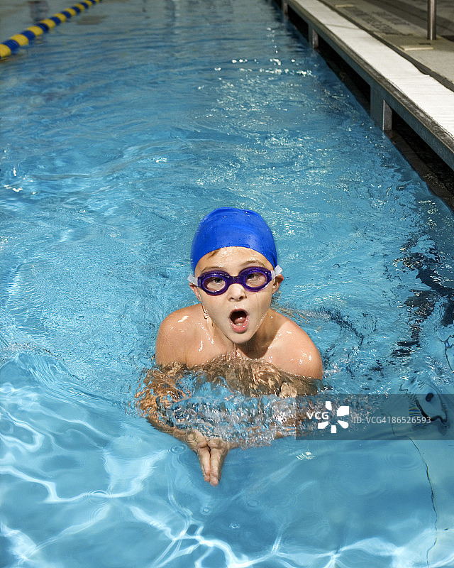 男孩在游泳，采用蛙泳姿势图片素材