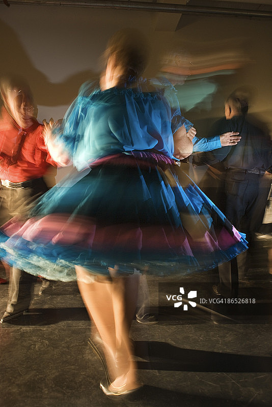 情侣跳广场舞图片素材