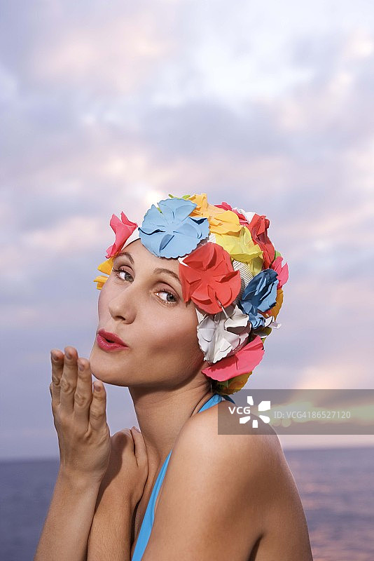 戴着泳帽的女人飞吻图片素材
