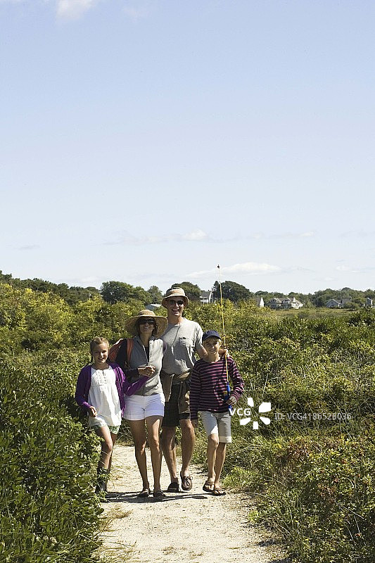 一家人走向海滩图片素材