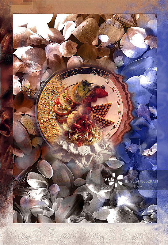 盘子周围的花瓣图片素材