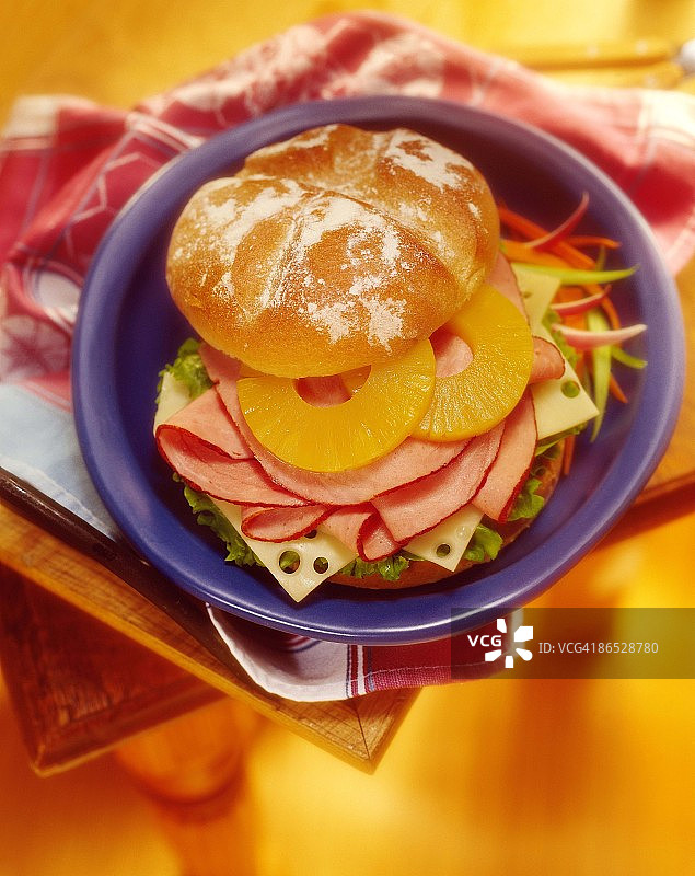 火腿瑞士干酪菠萝三明治图片素材