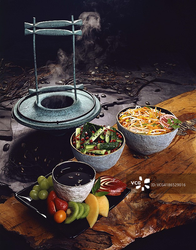 亚洲腌制沙拉和水果拼盘图片素材