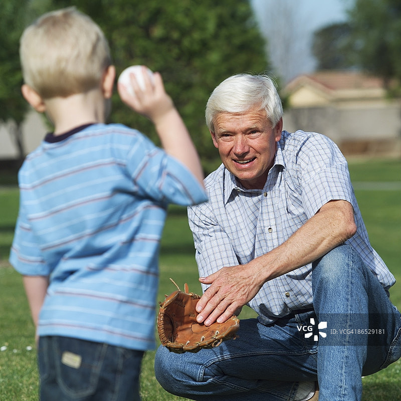 祖孙玩接球游戏图片素材