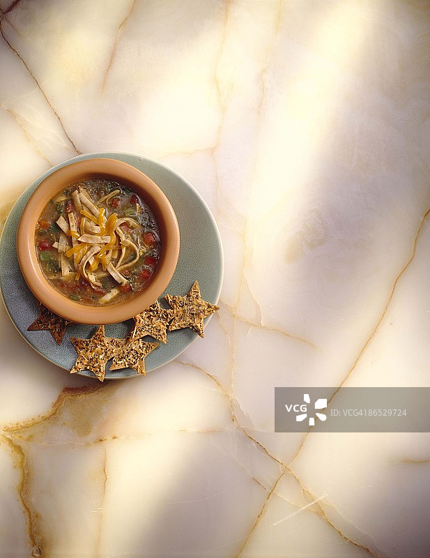 配星形饼干的墨西哥卷饼汤图片素材