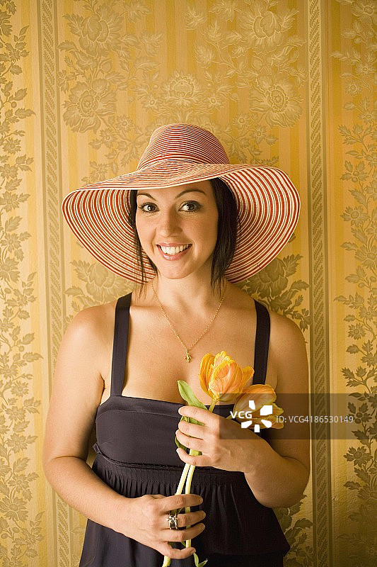 戴太阳帽和郁金香的女人 портрет图片素材