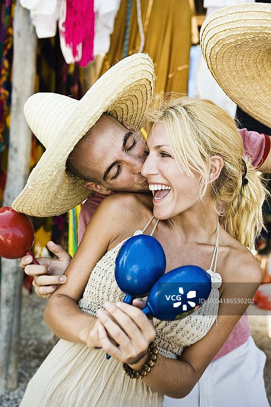 情侣在商店里摇动沙槌图片素材