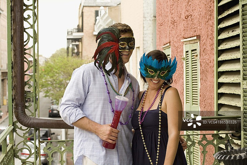 佩戴面具的情侣图片素材